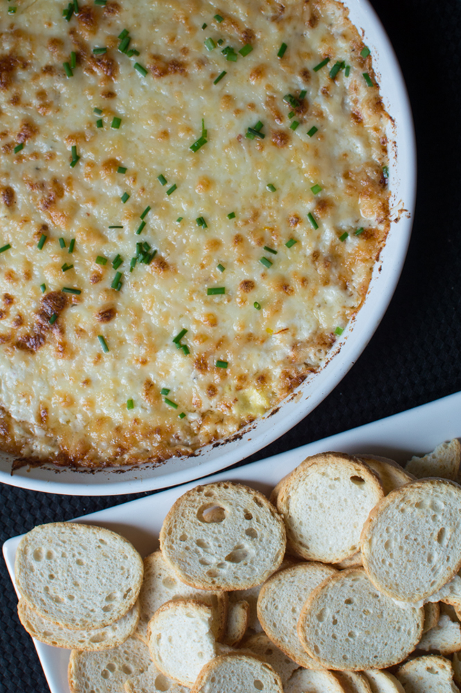 I made this for Christmas but I would eat this everyday of my life: Hot Fontina & Crab Dip. Made with cream cheese, creme fraiche, mayo, Fontina, sautéed shallots + butter/saffron/red pepper flakes, sherry vinegar & lump crab meat. Topped with Parmesan & extra Fontina & chives. 