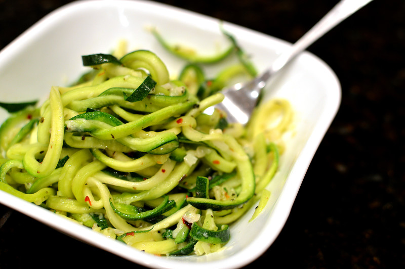 Spicy Garlic Parmesan Zoodles {Zucchini Noodles} -- You can adjust the heat. Simple weeknight side or light meal. ~ www.thatsquareplate.com