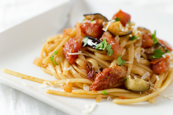 I found this awesome eggplant and sun-dried tomato pasta recipe on @hellofresh's website, and it turned out a-freakin-mazing!!